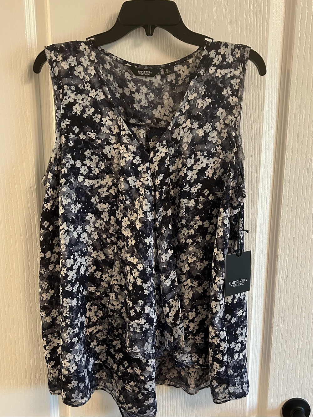 Simply Vera Vera Wang Navy and White Floral Sleeveless Top